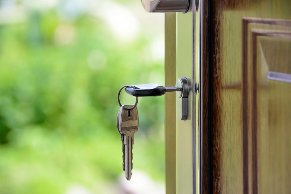 Des clés sur la porte. c'est le service clés en main que nous pouvons vous proposer en vous cherchant un logement â Valencia